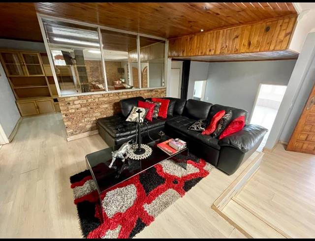 5 BEDROOM HOUSE FOR SALE IN NOORDHEUWEL